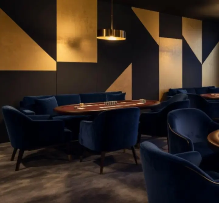 Prémium lounge enteriőr, fekete, arany és bordó színvilágú társasági klub hangulattal.